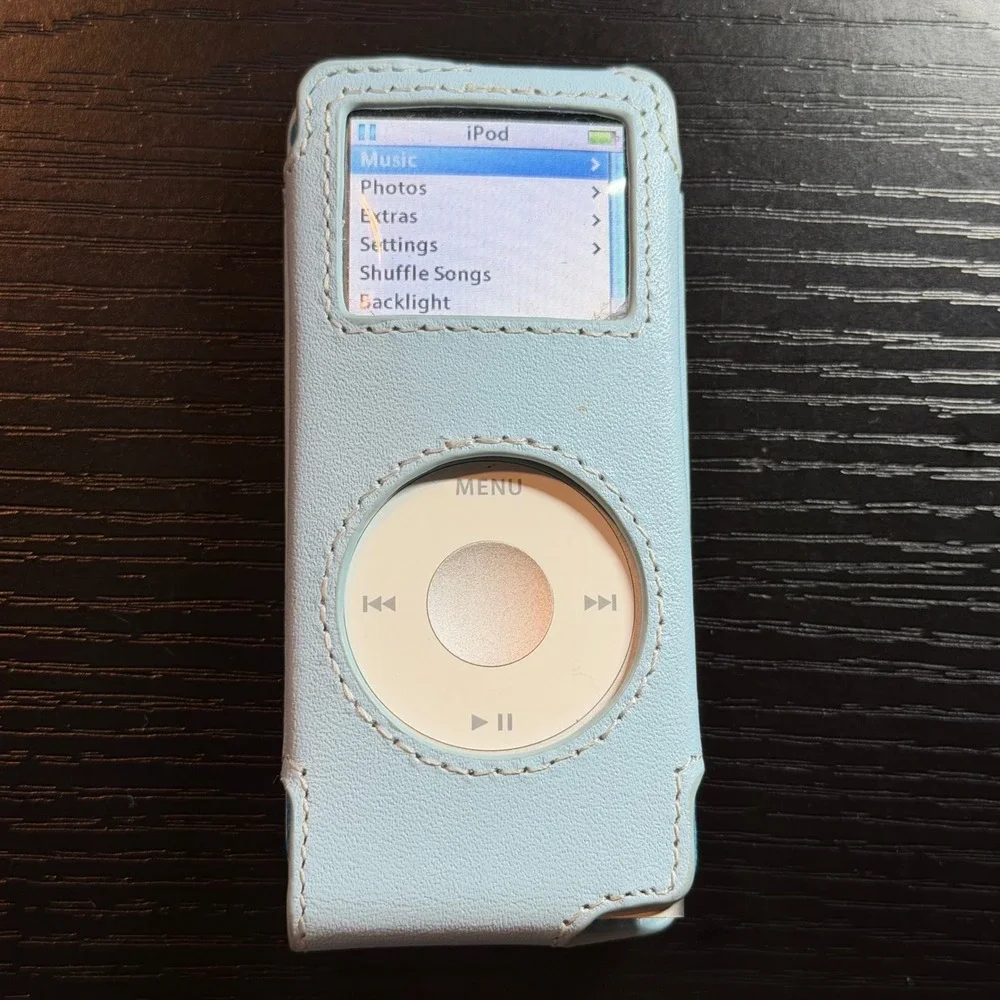 Apple iPod Nano 2nd Gen 2GB Silver A1199 Bundle with Case, Cable, Earbuds EUC